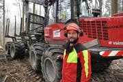 Sebastian Bänteli, Revierförster und Betriebsleiter, ist der Chef in diesem Wald Am Untersee. (Bild: Sebastian Keller)