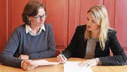 Organisieren ein Seminar für Inhaber kleiner und mittlerer Firmen: Doris Reifler und Corinna Pasche. (Bild: Yvonne Aldrovandi-Schläpfer)