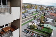 Die Sicht aus dem Hochhaus an der Poststrasse in Amriswil auf den Parkplatz, auf dem die Schüsse fielen. (Bild: Rita Kohn)