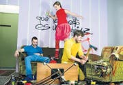 Da geht die Post ab: Dominik Wolfinger, Lara Stoll und Cyrill Oberholzer machen aus ihrem Studio lustvoll Kleinholz. (Bild: Coralie Wenger)