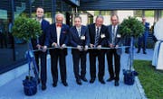 Offizielle Eröffnung: (von links) Mirko Lehmann (Geschäftsführer IST AG), Klaus Endres (CEO Endress+Hauser Gruppe), Stefan Kölliker (Regierungsratspräsident St. Gallen), Christian Spoerlé (Gemeindepräsident Ebnat-Kappel) und Hans-Ueli Schällibaum (Schällibaum AG Ingenieure und Architekten). (Bilder: Urs M. Hemm)