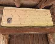 Unbekannte haben die Gedenktafel an die Waldhütte montiert. (Bild: kli)