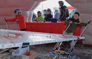 Nach dem Skirennen durften die Kinder im Village nach Herzenslust spielen, wie zum Beispiel am Tischslalom von Swiss Ski. (Bild: Christiana Sutter)