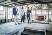Im Gespräch auf der Baustelle: Projektleiter Benno Gmür, SBS-Geschäftsführerin Andrea Ruf und Architektin Susanne Fritz. (Bild: Reto Martin)