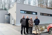 Pfarrer Lars Altenhölscher, Pfarrer Erich Guntli, Stadtrat Ludwig Altenburger und Architekt Raffaele Prestagiacomo, (von links), sprachen am Einweihungsakt zur sanierten Aufbahrungshalle (hinten). (Bild: Hansruedi Rohrer)