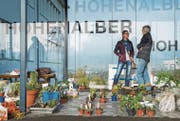 An der Winterbörse des Frauenvereins Bussnang-Rothenhausen gibt es immer etwas zu besprechen. (Bild: Andrea Stalder)
