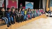 Karin Bucher (rechts) und die Kindergärtler bei der Begrüssung in der Aula Langelen. (Bild: PD)