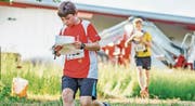 Zwei junge OL-Sportler am letztjährigen Lauf in Hüttwilen. (Bild: PD (27. Mai 2016))