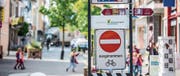 Umwege und öfter kein Parkplatz: Automobilisten finden sich auf der Alleestrasse mässig zurecht. (Bild: Reto Martin)