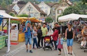 Flanieren zwischen dem abwechslungsreichen Marktangebot wurde zum gemütlichen Sonntagsausflug. (Bild: Maya Seiler)