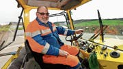 Kurt Gubser, wie ihn die Rickenbacher kennen: gutgelaunt bei der Arbeit. (Bild: Donato Caspari)