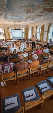 Nur eine kleine Gruppe liess sich informieren. (Bild: Reto Martin)