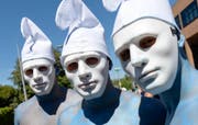 F wie Fasnacht: Leicht despektierlicher Übername der Parade. Jahr für Jahr versuchen einige Teilnehmer in Schlumpf-Kostümen oder Morphsuits aufzufallen. Andere Besucher verfolgen eine gegenteilige Strategie. Sie setzen auf nackte Haut – egal bei welchem Wetter. Und dann gibt es noch die Kombination von beidem: die Verfechter des sexy Polizisten-Kostüms. (siehe Outfits). (Bild: Keystone)