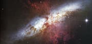 Die Galaxie M 82 sieht seltsam aus. Weil sie so hell leuchtet, ist sie ein beliebtes Beobachtungsobjekt für Amateurastronomen. (Bild: PD)