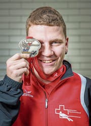 Die Goldmedaille bedeutet dem Seilzieh-Weltmeister Dario Bürge viel. (Bild: Urs Bucher)