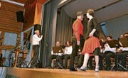 Tangomelodie, gespielt von der Bürgermusik Wildhaus, dazu tanzen Eva Anderegg und Tobias Claudy.