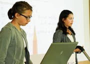 Schülerinnen erzählen bei der Präsentation von den Schwierigkeiten der Matheaufgaben. (Bild: PD)