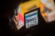 Eine Frau schaut auf ihrem Tablet eine Nachrichtensendung über einen Streaming Dienst: Das ist in zahlreichen Romanshorner Haushalten derzeit nicht möglich. (Bild: PABLO GIANINAZZI (KEYSTONE))