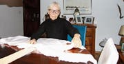 In ihrem Wohnzimmer in Arbon: Ursula Gentsch mit einer Schürze der «Zeitfrauen». (Bild: Maria Keller)