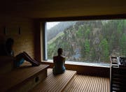 Jugendherbergen sind nach wie vor sehr populär, auch weil sie so gar nichts mehr mit den alten Massenlagern mit ihren verstaubten Decken gemein haben. Im Bild der Wellnessbereich der Jugendherberge Saas Fee. (Bild: Maxime Schmid/Keystone (19. Oktober 2014))