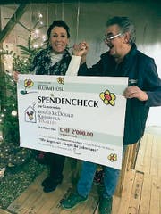 Maria Walliser und Walter Moser bei der Checkübergabe. (Bild: pd)