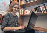 Lorena Funk schreibt ihre Texte überall gerne, am liebsten aber in der Nacht und zurückgezogen in ihrem Zimmer an ihrem Blog veni-vidi-vixi.blogspot.ch. (Bild: Olaf Kühne)