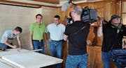 Fernsehmann Daniel Bumann und seine Filmcrew peppen das Gasthaus Sternen von Wirt Roman Mahler auf. (Bild: Sandra Grünenfelder)
