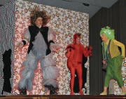 Der letzte Mamoffel (links) sorgt für Angst und Ärger in der Welt der Wawuschels. Der Drache ist ihr treuer Beschützer. (Bild: Franca Hess)