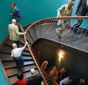 Die Gäste bei der Besichtigung: Blick auf das Treppenhaus. (Bild: Nana do Carmo / TZ)