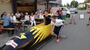 Sabina Hafner und Jasmin Näf bereiten sich auf einen explosionsartigen Start vor.
