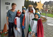 Pfarreibeauftragte Martina Gassert und die Sternsinger. (Bild: PD)