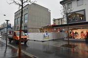 Das alte Haus ist abgebrochen. In der "Lücke" an der Bahnhofstrasse 9 wird bald ein Neubau hochgezogen. (Bild: Heini Schwendener)