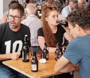 Am Freitagabend sass man am Kurzdorfer Quartierfest gemütlich beim Bier. (Bild: Christof Lampart)