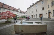 Der Otmarbrunnen (vorne) bleibt, die runde Brunnenanlage (linke Bildhälfte) wird neu gestaltet. (Bild: Ralph Ribi)