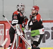 Frauenfelds Torhüter Daniel Styger wird direkt nach dem Spiel getröstet. (Bild: Maricette Schnyder)