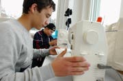 Seit das Arbeits- und Hauswirtschaftslehrerinnen-Seminar abgeschafft wurde, fehlt es den Lehrkräften immer öfters an Wissen, um die Kompetenzen im Hauswirtschaftsunterricht zu vermitteln. (Bild: Archiv)