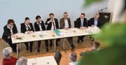 Die vier Bisherigen Cornelia Komposch, Carmen Haag, Monika Knill und Jakob Stark, Moderater Alex Frei sowie die beiden Neuen Walter Schönholzer und Ueli Fisch diskutieren im evangelischen Kirchgemeindehaus in Bichelsee. (Bild: Christoph Heer)