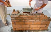Wer eine Berufslehre macht, schafft sich ein gesundes Fundament für die spätere Karriere. (Bild: Martin Ruetschi/Keystone)