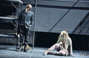 Kreon, der Verwalter und Strippenzieher, mit Teiresias, dem Seher: Marcus Schäfer und Christian Hettkamp in «Ödipus Stadt». (Bild: Tine Edel)