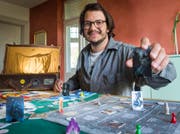 Jon Duri Cajochen mit seinem erfundenen Harry-Potter-Brettspiel. (Bild: Andrea Stalder)