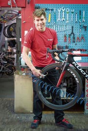 Der doppelte Stefan Bissegger: links als Lehrling in einem Bischofszeller Radsportcenter, rechts als ambitionierter Rennfahrer. (Bilder: Ralph Ribi)