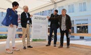 Sie präsentieren die Plakatausstellung zum Altstadtleitbild: Stadtpräsidentin Susanne Hartmann, Stadtrat Marcus Zunzer, Informationschef Stefan Hauser und Stadtplaner René Haefeli. (Bilder: Philipp Haag)