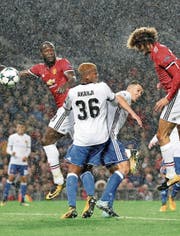 Marouane Fellaini erzielt mit dem Kopf gegen Basel das 1:0 für Manchester United. Bild: Martin Ricket/AP (Bild: Martin Ricket/AP)