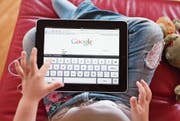 Kinder benutzen Tablets oder Smartphones selbstverständlich: Die Schule will ihnen den Umgang mit digitalen Geräten vermitteln. (Bild: ky/G. Bally)