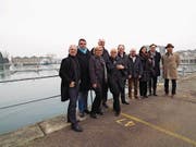 Gruppenfoto am Hafen mit dem Kornhaus links im Hintergrund. (Bild: pd)