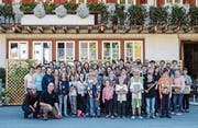Die 50 Musikantinnen und Musikanten posieren vor dem «Ochsen» im toggenburgischen Stein. (Bild: PD)