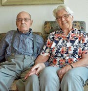 Walter und Huldi Künzle sitzen gern zusammen auf der Couch in ihrer Wohnung im Alterszentrum. (Bild: Mario Testa)