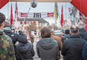 Max Hubacher alias Jonas Gerber läuft ins Ziel, wo ihn die Kameras und die Statisten erwarten. (Bilder: Andrea Stalder)