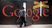 Ein Mann betritt das Google-Gebäude des US-amerikanischen Unternehmens in Zürich. (Bild: Ennio Leanza/Keystone (15. Dezember 2014))
