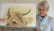 Die Künstlerin Monika Schweiter aus Grabs mit einem der zwei Werke, die sie gemalt hat und für die Versteigerung zu Gunsten der IG Hornkuh zur Verfügung stellt. (Bild: PD)
